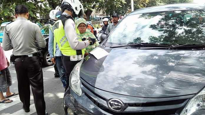 Sopir taksi online kembali 'ditangkap' di sekitar Stasiun Kota Baru Malang. (Muhammad Choirul)