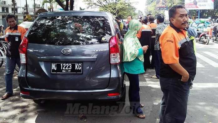 Sopir taksi online kembali 'ditangkap' di sekitar Stasiun Kota Baru Malang. (Muhammad Choirul)