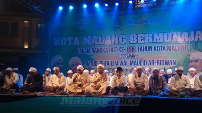 Suasana istighosah akbar di halaman Balai Kota Malang. (Muhammad Choirul)
