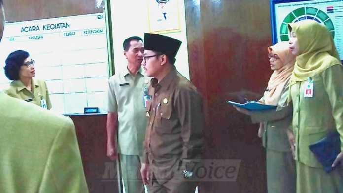 Kepala BKD Kota Malang, Anita Sukmawati (paling kanan) saat memeriksa berkas kepegawaian. (Muhammad Choirul)