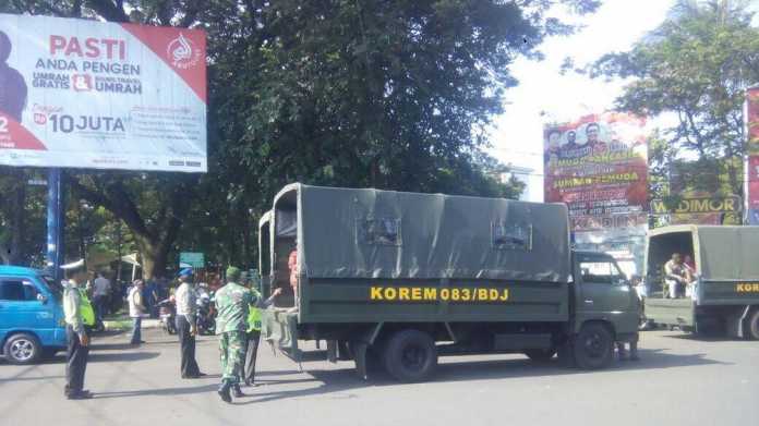 TNI mengerahkan personel dan sejumlah unit kendaraan untuk mengangkut penumpang terlantar. (Ist)