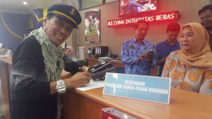Tessy saat membayar pajak di Kantor BP2D (eks) Dispenda Kota Malang, Jumat (17/3) siang.