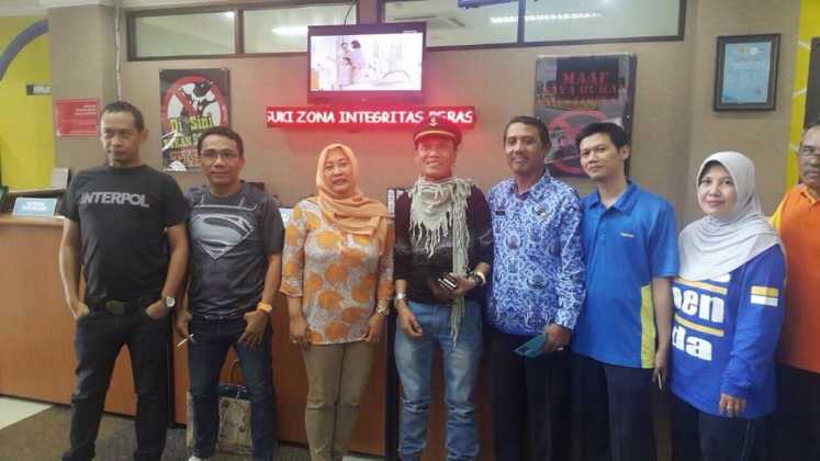 Tessy bersama Kepala BP2D Kota Malang, Ir H Ade Herawanto MT dan segenap staf.