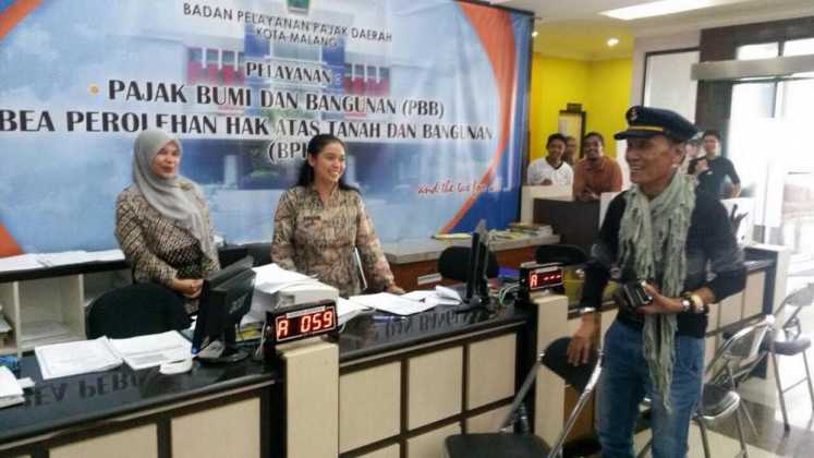 Tessy menjadi buruan wefie bareng masyarakat di Kantor BP2D Kota Malang.