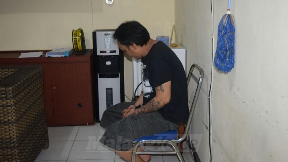Tersangka penipuan saat dimintai keterangan di Polres Malang