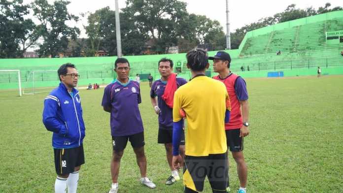 Tim pelatih Arema FC berbincang dengan Hendro Siswanto. (deny)