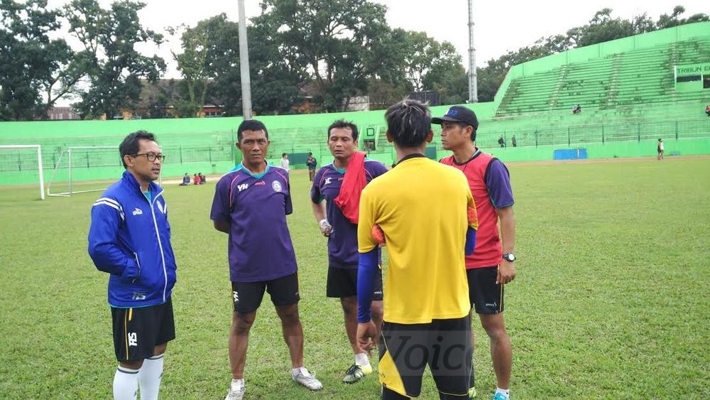 Tim pelatih Arema FC berbincang dengan Hendro Siswanto. (deny)