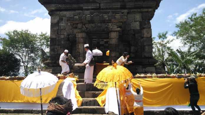 Umat Hindu merayakan Ngembak Geni di Candi Badut. (deny)