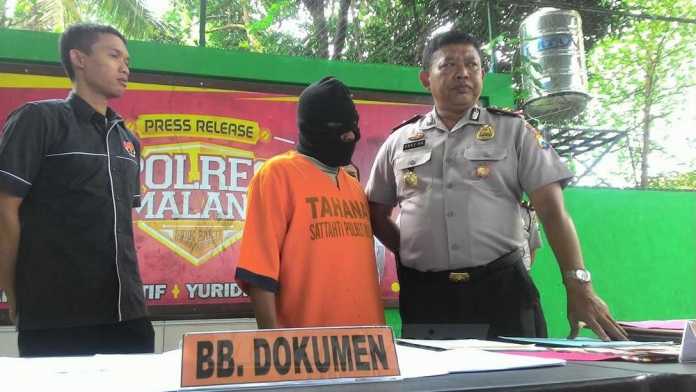 Wakapolres Malang, Kompol Decky Hermansyah saat rilis kasus Pungli di Mapolres Malang.(Miski)