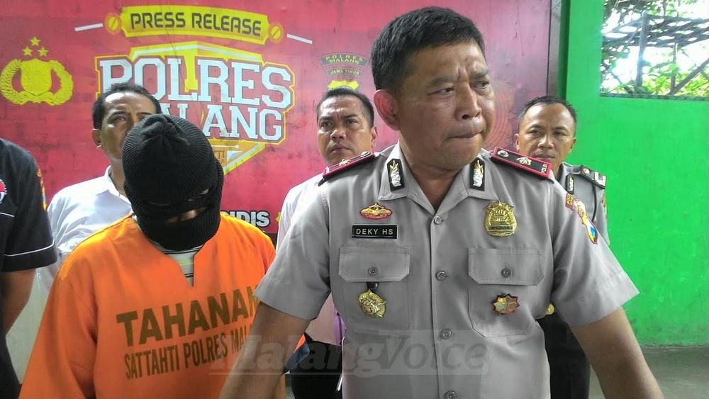 Wakapolres Malang yang juga Ketua Tim Saber Pungli, Kompol Decky Hermansyah (kanan), saat rilis kasus.(Miski)