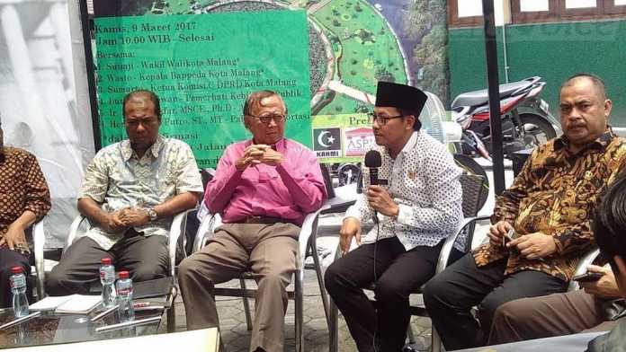 Wakil Wali Kota Malang, Sutiaji (baju putih), menghadiri diskusi terkait transportasi. (Muhammad Choirul)