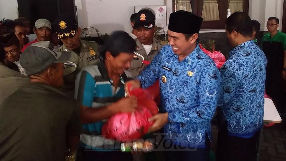 Wali Kota Malang, HM Anton, memberikan santunan kepada tukang becak. (Muhammad Choirul)