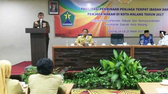 Wali Kota Malang, HM Anton, membuka pembinaan penjaga tempat ibadah dan makam di Hotel Savana. (Muhammad Choirul)