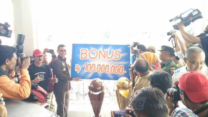 Wali Kota Malang, HM Anton menyambut pemain Arema FC. (deny)