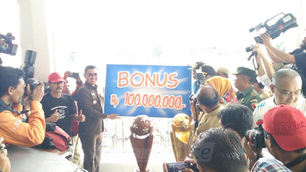 Wali Kota Malang, HM Anton menyambut pemain Arema FC. (deny)