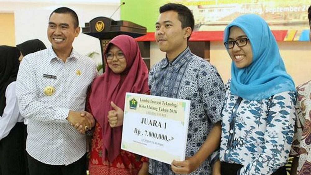 Wali Kota Malang, HM Anton, menyerahkan hadiah kepada pemenang Inotek 2016 lalu. (Dok)