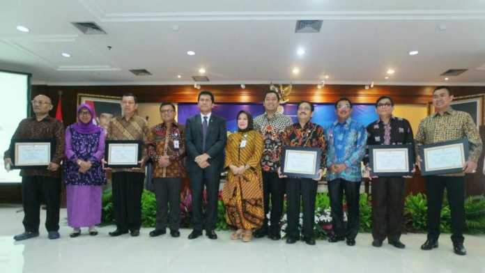 Wali Kota Malang, HM Anton (paling kanan) menerima piagam penghargaan dari Kemenpan RB. (Bagian Humas Pemkot Malang)