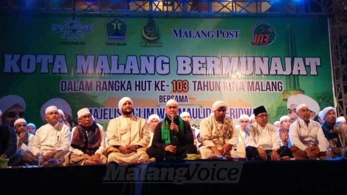 Wali Kota Malang, HN Anton, menyampaikan sambutan di sela isthigosah akbar. (Muhammad Choirul)