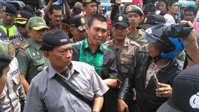 Wali Kota Malang, Moch Anton saat negosiasi dengan para sopir (Tika)