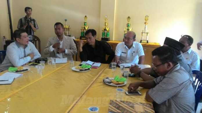 Anggota DPRD Kabupaten Malang, Zia Ulhaq, bersama anggota Komisi A ketika sosialisasi Pilkades di Kantor Camat Turen.(Miski)