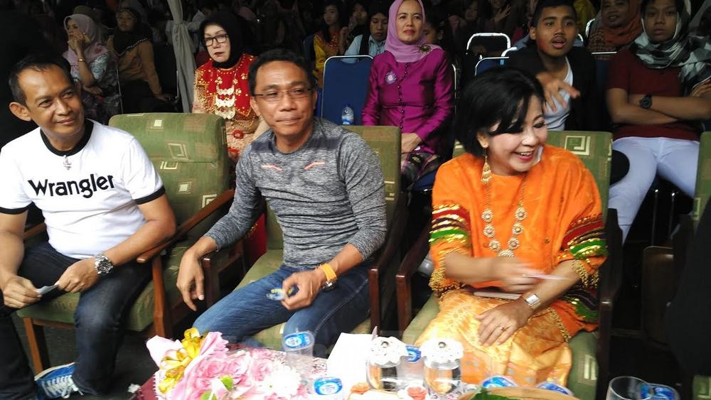 Ade d'Kross bersama Kepsek SMPN 3 Malang, Tutut Sri Wahyuni. (deny)