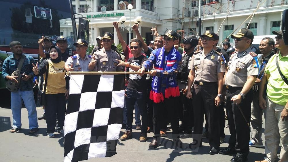 Wali Kota Malang HM Anton memberangkatkan rombongan Aremania. (deny)