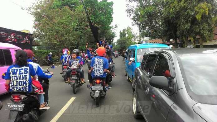 Aremania saat mengikuti napak tilas Arema melinta di sepanjang Jalan Panglima Sudirman. (Miski)