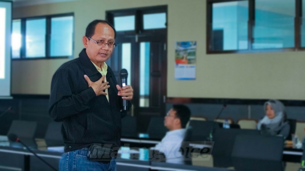Dr Sunarto, peneliti bidang gender dan media saat memberikan kuliah tamu di Jurusan Ilmu Komunikasi FISIP Universitas Brawijaya. (Muhammad Choirul)