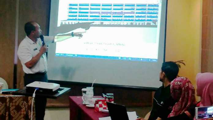 Kepala Bidang Pengelolaan Pasar Rakyat Dinas Perdagangan Kota Malang, Eko Sya, menunjukkan block plan yang telah rampung. (Muhammad Choirul)