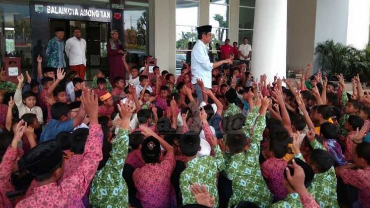 Suasana di depan Balai Kota (anja)