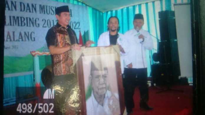Wali Kota Malang, HM Anton, 'mengunci' lelang lukisan KH Hasyim Muzadi. (Bagian Humas Pemkot Malang)