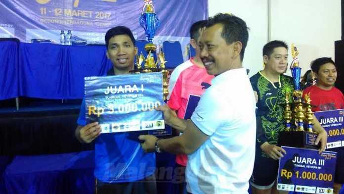 Penyerahan piagam dan tropi penghargaan Bupati Malang Cup 2 (Tika)