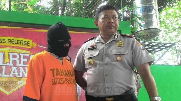 Tersangka kasus Pungli, Usman Junaidi, saat di Mapolres Malang.(miski)