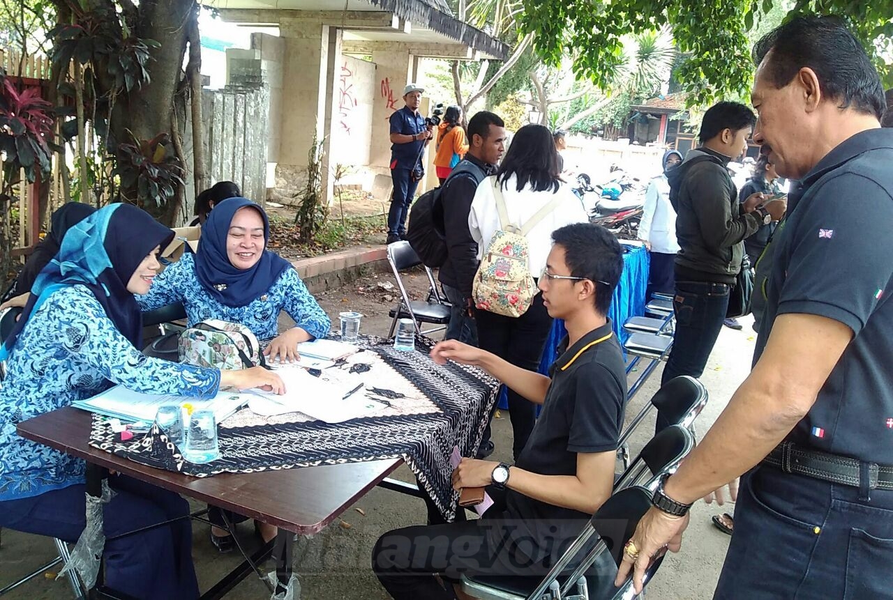 Kepala Dinas Perhubungan (Dishub) Kota Malang, Kusnadi, memantau langsung razia gabungan di Jalan Ahmad Yani. (Muhammad Choirul)