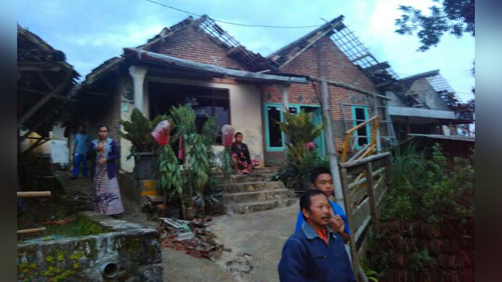 Rumah milik warga di Desa Langlang rusak diterjang puting beliung.(ist)