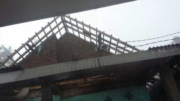 salah stau rumah warga di Desa Wonorejo, Desa Singosari, Kabupaten Malang, rusak pasca dihantam puting beliung.(ist)