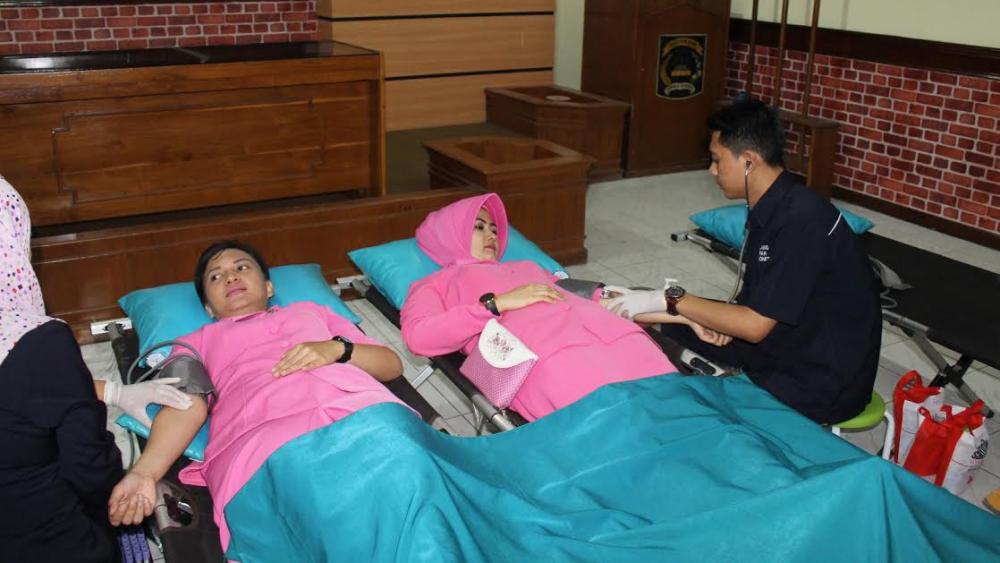 Baksos donor darah yang diselenggarakan ibu-ibu Bhayangkari Polres Malang.(ist)