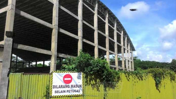 Bangunan kolam renang indoor yang mangkrak. Tahun 2017 Pemkab Malang kembali menganggarkan guna melanjutkan pembangunan.(Miski)