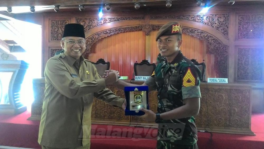 Bupati Malang, H Rendra Kresna, saat menyambut Taruna Akmil angkatan IV.(Miski)