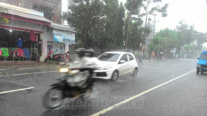Hujan lebat terus berlangsung di daerah Malang. Prakiraan BMKG musim hujan berlangsung hingga Bulan Mei mendatang.(Miski)