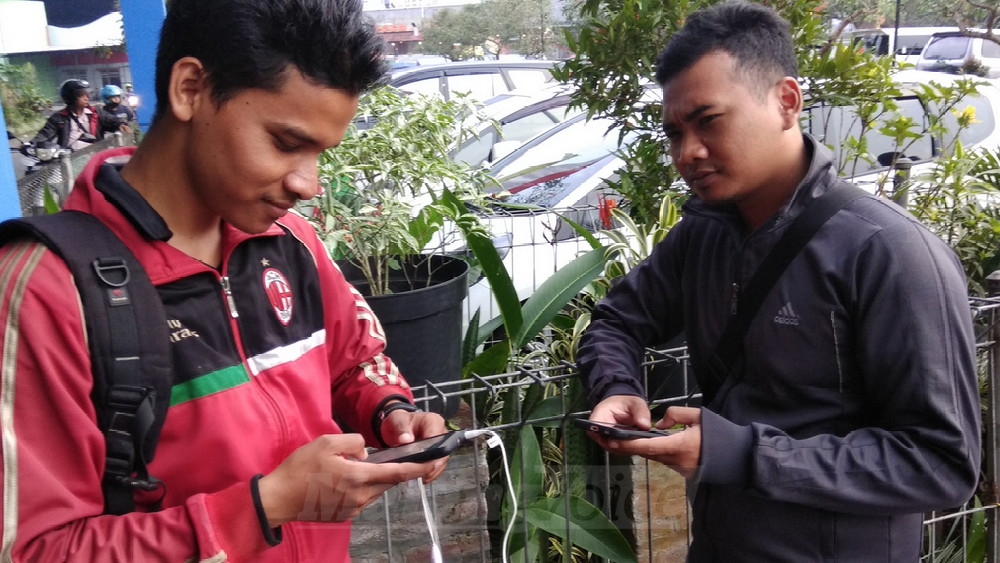 Warga Kota Malang yang mengeluh sinyal lemot Telkomsel. (deny)