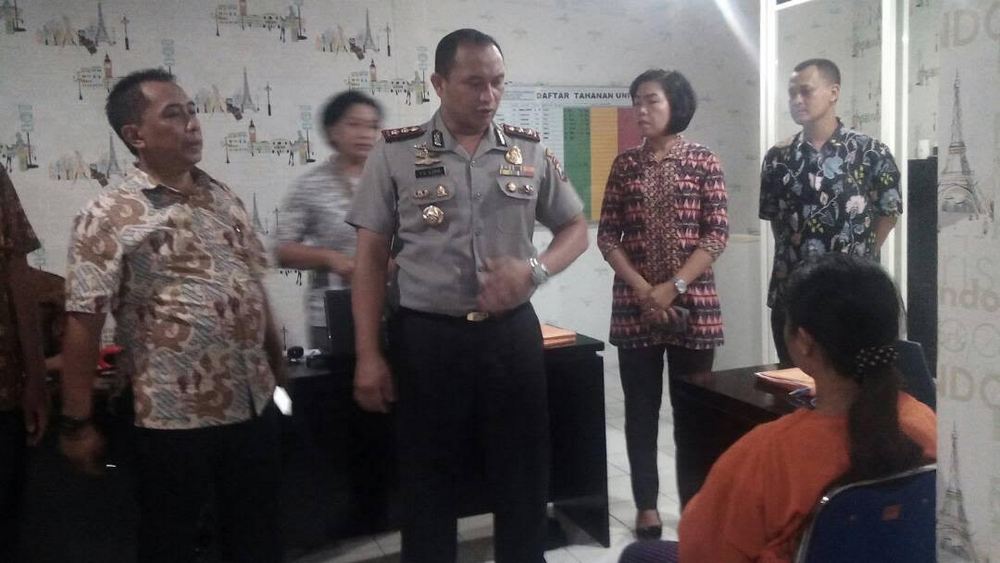 Istri tahanan kabur, Abdur Rohman, IK saat di Mapolres Malang.(ist)