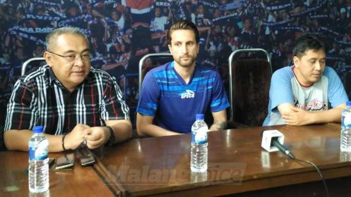 Jad Noureddin bersama manajemen Arema FC. (deny)