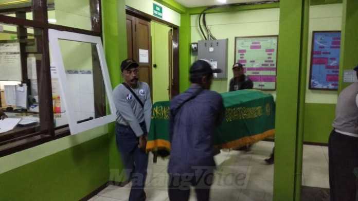 Jasad korban penganiayaan dibawa dari RS Saiful Anwar ke rumah duka. (deny)