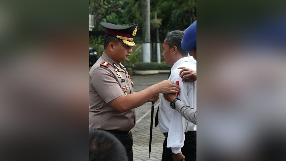 Kapolres Malang, AKBP Yade Ujung Setiawan saat melantik Tim Saber Judi Pilkades.(ist)