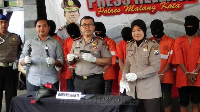 Kapolres Malang Kota, AKBP Hoiruddin Hasibuan bersama barang bukti pencurian. (deny)