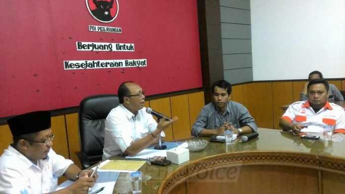 Ketua Komisi B DPRD Kabupaten Malang, Kusmantoro Widodo (tengah) saat hearing dengan paguyuban pasar.(Miski)