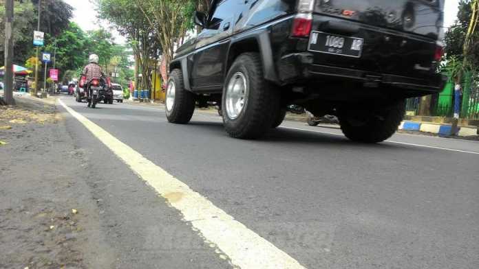 Marka jalan di sepanjang jalan Achmad Yani, Kepanjen, Kabupaten Malang. (Miski)