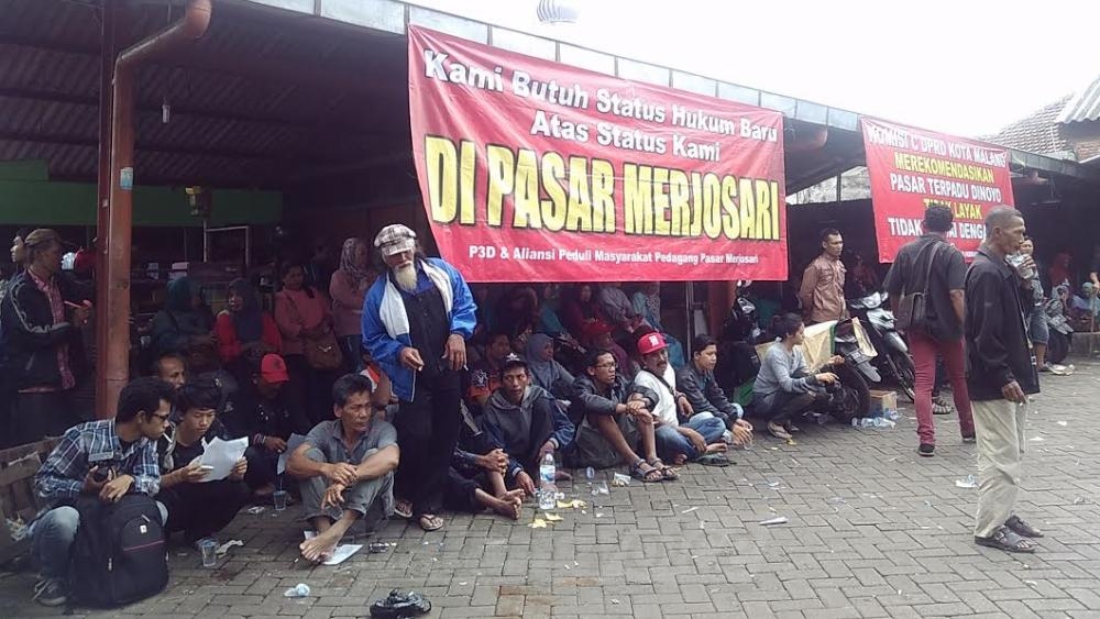 Para pedagang menggelar unjuk rasa menolak pembongkaran Pasar Merjosari. (Muhammad Choirul)