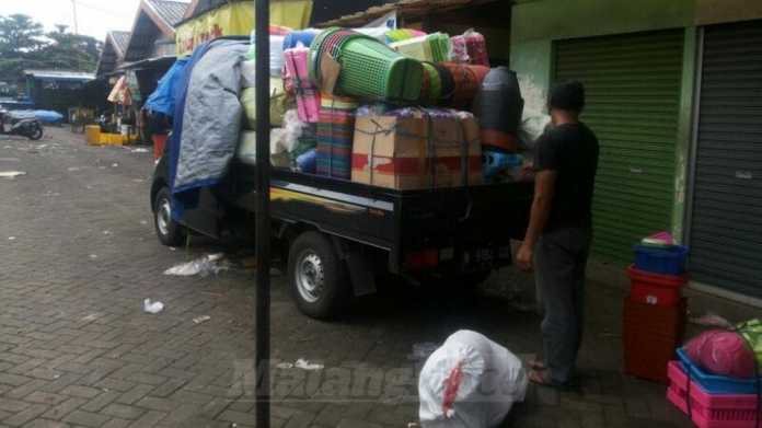 Pedagang mulai mengangkut barang dagangan ke Pasar Terpadu Dinoyo. (Muhammad Choirul)
